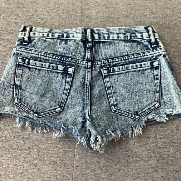 Forever 21 Jean shorts size 25 - Picture 2 of 3